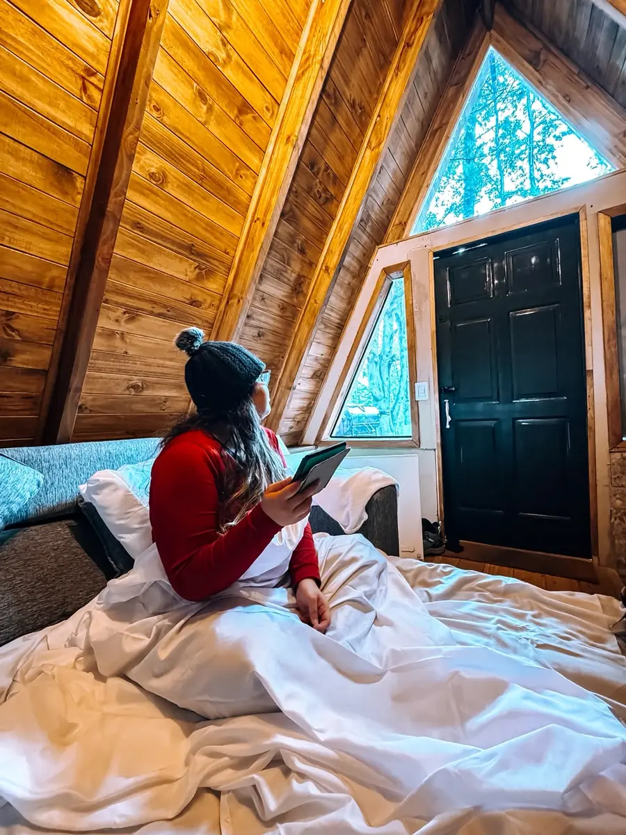 Viajante em uma cabana durante uma viagem